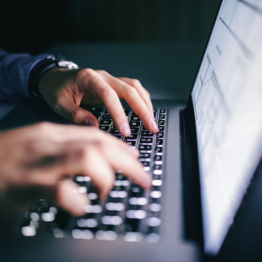 4 img of someone typing