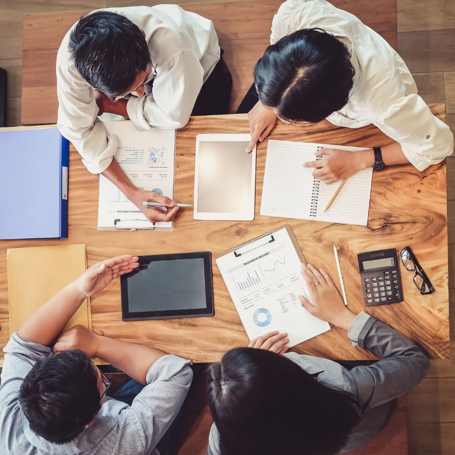 6 img of a group of people working
