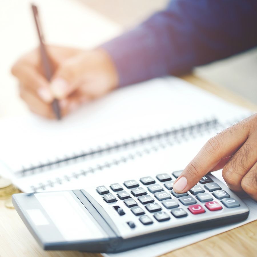 8 img of someone budgeting
